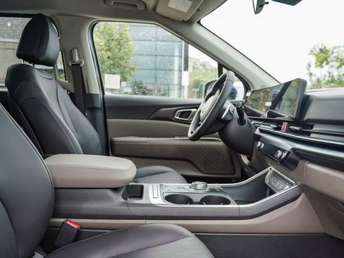 New 2026 Kia Carnival LXS FWD image 17
