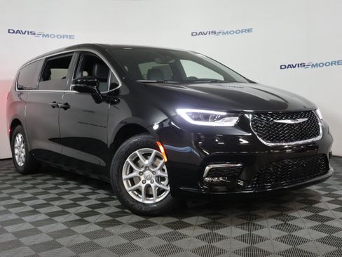 New 2026 Chrysler Pacifica Select image 2