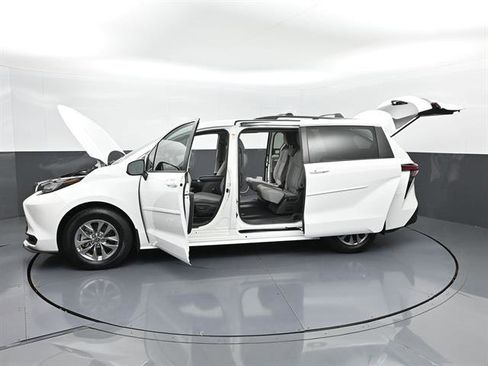 Certified 2022 Toyota Sienna LE FWD image 51