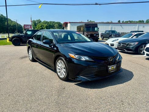 Used 2018 Toyota Camry LE FWD image 3