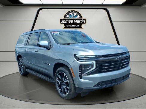 Certified 2025 Chevrolet Suburban RST w/ Comfort Package AWD/4WD image 3