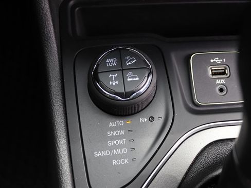 Used 2021 Jeep Cherokee Trailhawk AWD/4WD image 16