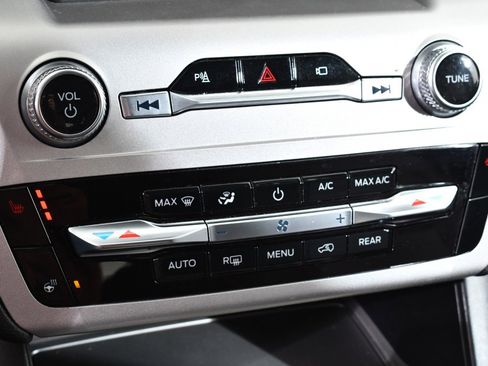 Used 2022 Ford Explorer XLT w/ Equipment Group 202A image 30