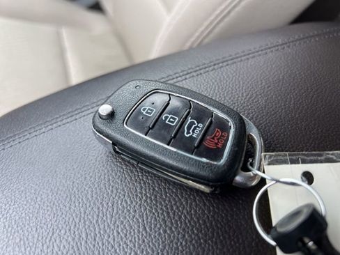 Used 2017 Hyundai Santa Fe Sport image 16