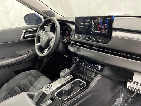New 2025 Mitsubishi Outlander SE image 30