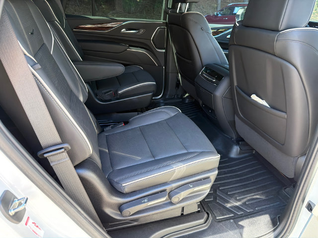 Used 2024 Cadillac Escalade Premium Luxury w/ Performance Package AWD/4WD image 17