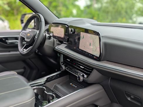 New 2025 Chevrolet Suburban Premier image 34