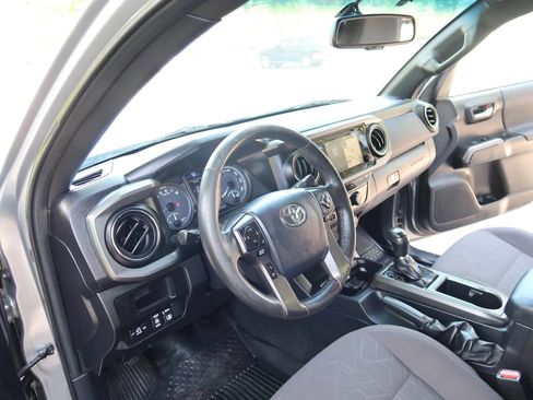Used 2017 Toyota Tacoma TRD Off-Road w/ Tow Package AWD/4WD image 13