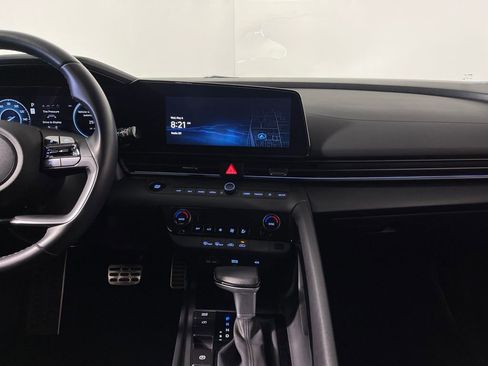 Certified 2025 Hyundai Elantra SEL FWD image 16