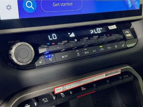 Used 2025 Toyota Tundra Limited AWD/4WD image 18