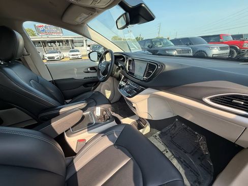 Used 2024 Chrysler Pacifica Touring-L FWD image 22