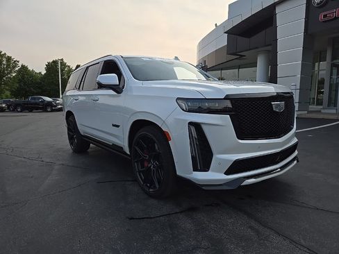 New 2024 Cadillac Escalade V w/ LPO, ONYX Package AWD/4WD image 8