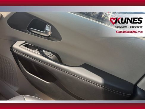 Used 2023 Chrysler Pacifica Touring-L FWD image 36