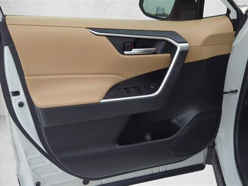 Used 2022 Toyota RAV4 XLE AWD/4WD image 7