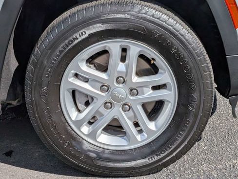 Used 2024 Jeep Grand Cherokee Laredo RWD image 12