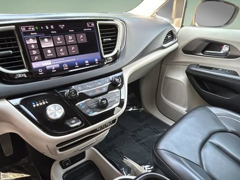 Used 2023 Chrysler Pacifica Touring-L FWD image 24