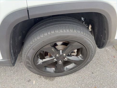 Used 2022 Jeep Grand Cherokee L Limited w/ Black Appearance Package image 11