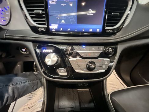 Used 2025 Chrysler Pacifica Limited image 19