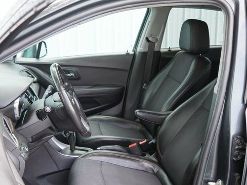 Used 2018 Chevrolet Trax LT w/ LT Convenience Package AWD/4WD image 12