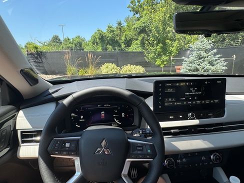 Used 2025 Mitsubishi Outlander AWD image 28