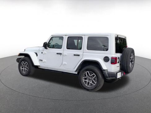 Used 2025 Jeep Wrangler Sahara image 10