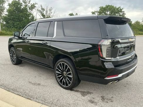 Used 2025 Chevrolet Suburban High Country AWD/4WD image 4
