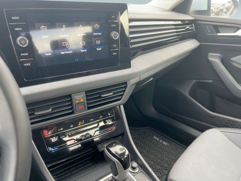 Certified 2025 Volkswagen Jetta SE image 24