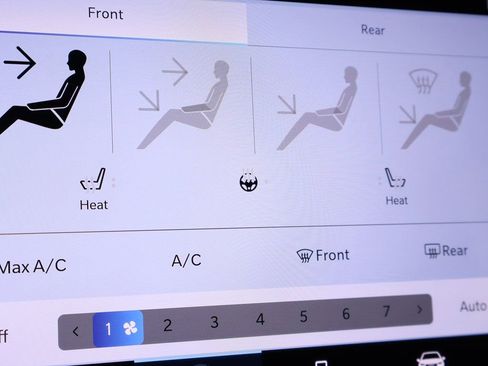 Used 2023 Chrysler Pacifica Touring-L image 47