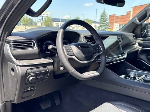 Used 2024 Jeep Wagoneer L Series II w/ Flexible Seating Group AWD/4WD image 9