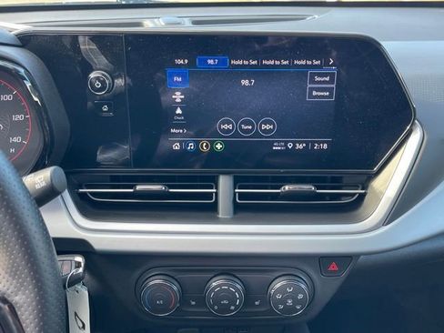 Used 2025 Chevrolet Trax RS w/ Sunroof Package image 23