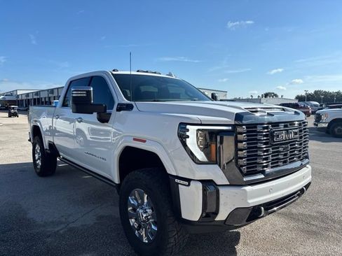 Used 2024 GMC Sierra 2500 Denali Ultimate AWD/4WD image 3