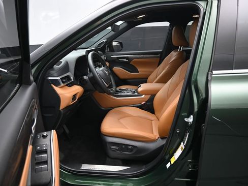 Certified 2025 Toyota Highlander Platinum image 9