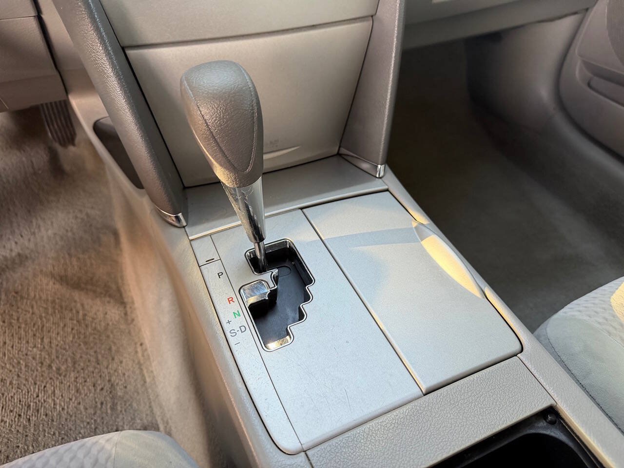 Used 2010 Toyota Camry LE FWD image 30
