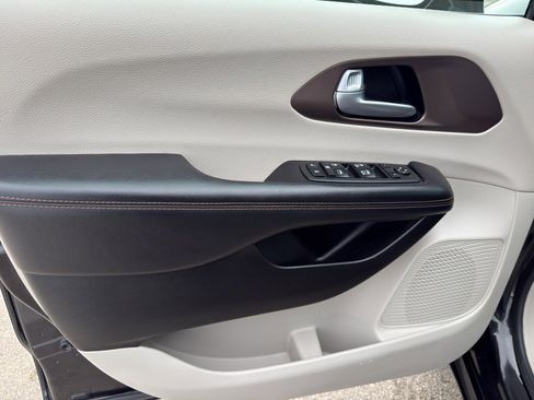 Used 2018 Chrysler Pacifica Touring-L image 12