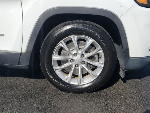 Used 2019 Jeep Cherokee Latitude w/ Popular Appearance Group image 8