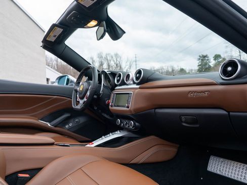 Used 2017 Ferrari California T RWD image 53