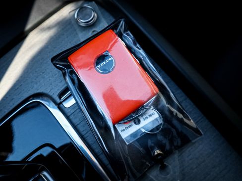 Used 2025 Volvo XC60 B5 Plus image 36