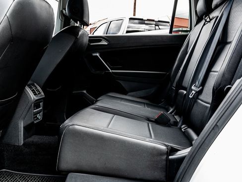 Used 2020 Volkswagen Tiguan SE image 32