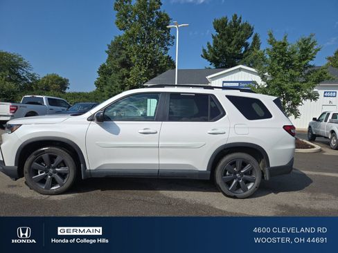 Used 2025 Honda Pilot Sport image 2
