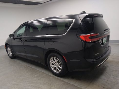 Used 2025 Chrysler Pacifica Select FWD image 3