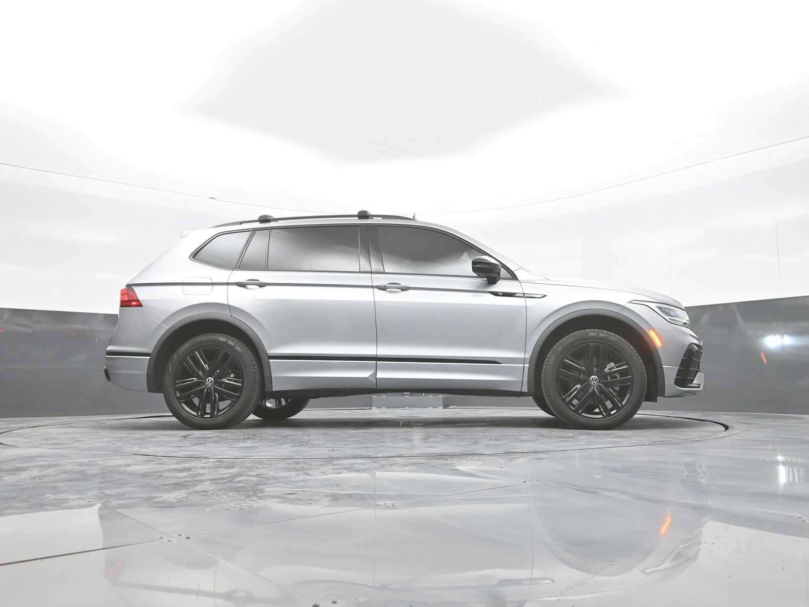 Used 2022 Volkswagen Tiguan SE R-Line AWD/4WD image 49