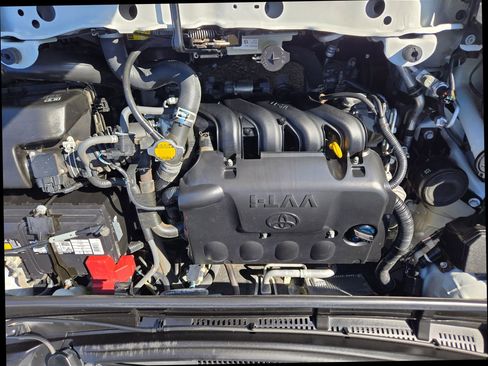 Used 2016 Toyota Yaris SE image 32