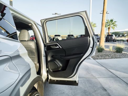 Used 2024 Mitsubishi Outlander SE image 10