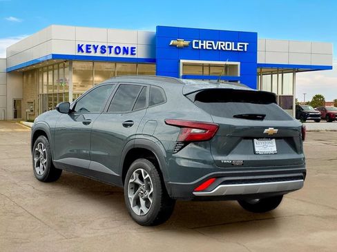 Used 2025 Chevrolet Trax LT FWD image 5