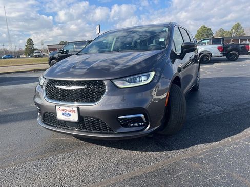 Used 2023 Chrysler Pacifica Touring-L image 12