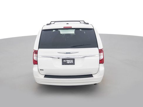 Used 2013 Chrysler Town & Country Touring FWD image 6