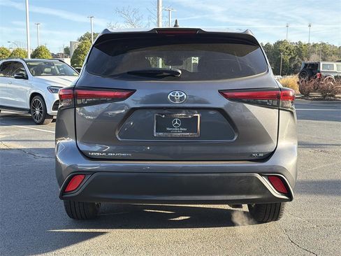 Used 2023 Toyota Highlander XLE image 4