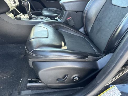 Used 2019 Jeep Cherokee Trailhawk w/ Comfort & Convenience Group image 11