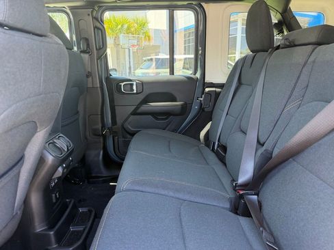 Used 2025 Jeep Wrangler Unlimited Sahara image 9