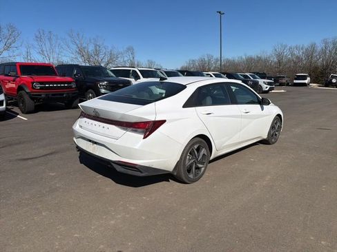 Used 2023 Hyundai Elantra SEL w/ Convenience Package image 3